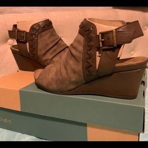 Distressed Wedged Sandal Ankle Boot style